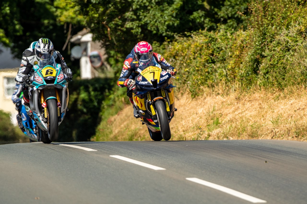 Southern 100: Dunlop Takes Compelling Supersport Encounter