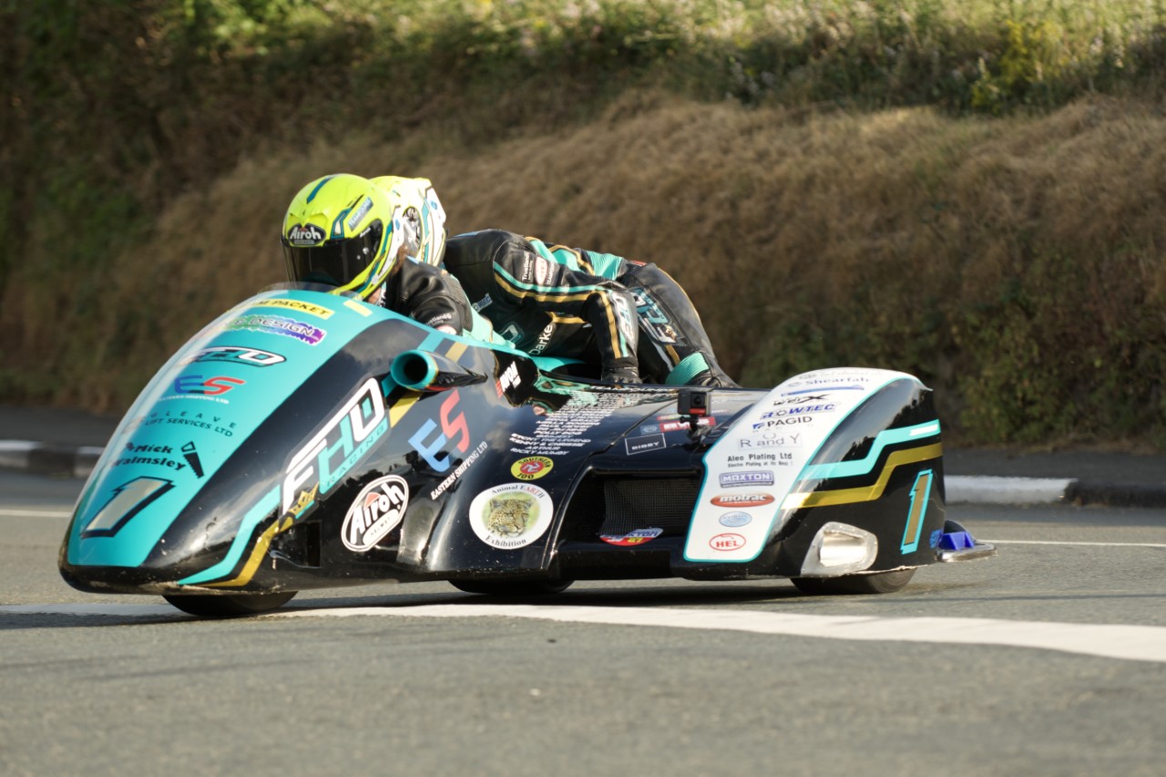 Southern 100: Founds/Walmsley Dominate Sidecars Race Opener